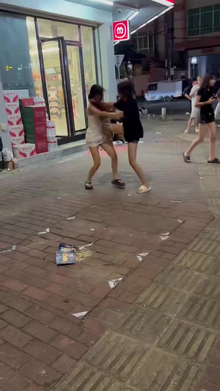 #精神小妹 #女人打架 #美女 身材不错 送到我房来（视频 1/1）