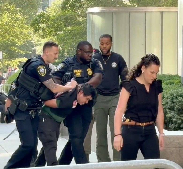 🇺🇸 联邦调查局表示,涉嫌在纽约市一处联邦建筑外引爆炸药装置的男子已被确认,其身份为43岁的退役美国陆军士兵安德鲁·阿拉巴卡。 根据联邦调查局的说法,阿拉巴卡曾在2001年至2005年担任爱国者导弹系统维修工。 联邦调查局称,他将汽油倾倒在地上,然后用打火机和烟花点燃,导致发生火灾。随后,他掏出一支气枪,射出了5到7发子弹。 #纵火 美国(图片 1/5)