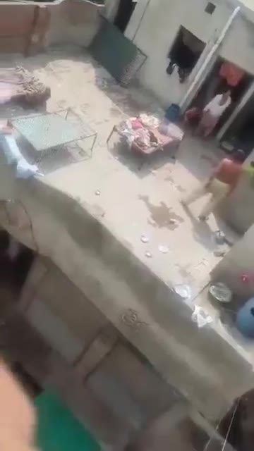 据报道，这段视频拍摄于费兹阿巴德，奥卡拉地区。 一个残忍的父亲正在对自己的女儿施以极其野蛮和危及生命的暴力，甚至可能导致女孩死亡。此外，这个人还试图对他的妻子…